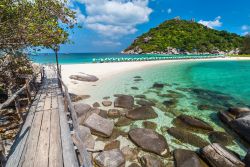 La magnifica spiaggia dell'isola di Nang Yuan in Thailandia