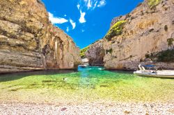 La magnifica spiaggia di Stiniva a Vis, isola della Croazia, Lissa in Italiano.