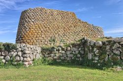 La magnificenza del complesso nuragico di Nuraghe Losa vicino ad Abbasanta in Sardegna