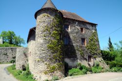 La Maison des Dimes, una fortificazione medievale a Chatelus in Alvernia, in Francia