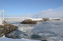 Il molo di La Malbaie: il picolo pontile per le passeggiate presso Pointe-au-Pic, all'estremità meridionale della cittadina di La Malbaie.in inverno le acque ghiacciate del fiume ...