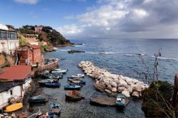 La Marina del borgo di Marechiaro a Posilippo di Napoli, il Vesuvio sullo sfondo