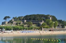 La marina di Bayonne con il castello sullo sfondo, Francia - © Raul Bal / Shutterstock.com