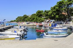 La marina di Brela sulla costa dalmata della Croazia. - © TanyaRozhnovskaya / Shutterstock.com