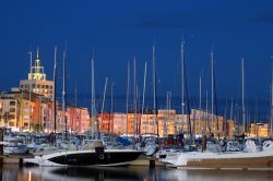 La marina di Cap d'Agde illuminata di notte, Francia - © Jerome PARIS / Shutterstock.com