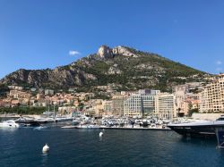 La marina di Cap d'Ail, Francia: barche e yachts ormeggiati al porto - © VV Shots / Shutterstock.com