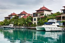 La marina di Eden Island, Mahé, Seychelles: collegata alla principale Mahé con un ponte, Eden Island è un'isola privata artificiale di circa 40 ettari.


