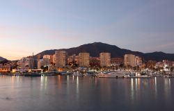 La marina di Estepona al crepuscolo, Spagna. Questa città  intrisa di storia e cultura ospita importanti monumenti antichi ma è anche una delle mete preferite da chi cerca ...