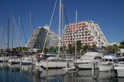 La Marina di La Grande Motte, in Francia e i suoi caratteristici hotel a forma di piramide - © Michel Passet / Shutterstock.com