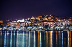 La marina di La Spezia by night, Liguria. L'arsenale marittimo del XIX° secolo e il Museo Tecnico Navale testimoniano l'eredità marinara della città.

