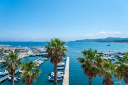 La marina di Le Lavandou, Francia, con le barche ormeggiate - © Juergen Wackenhut / Shutterstock.com