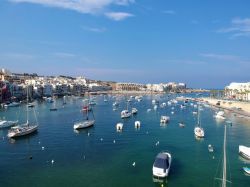 La marina di Marsascala (isola di Malta) con le barche attraccate in una giornata estiva.

