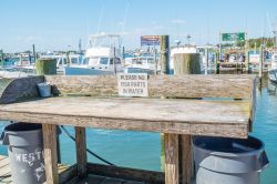 La marina di Montauk, New York, con un tavolo in legno per pulire il pesce peescato (USA) - © Elzbieta Sekowska / Shutterstock.com