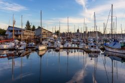 La marina di Olympia, Washington, Stati Uniti. La passeggiata lungomare è una delle principali attrazioni turistiche offerte dalla città - © Sveta Imnadze / Shutterstock.com ...