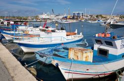 La Marina di Portopalo di Capo Passero in Sicilia, con i pescherecci - © Angelo Giampiccolo / Shutterstock.com