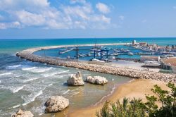 La marina di Rodi Garganico in Puglia e la spiaggia del Leone