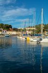 La marina di Saint-Mandrier-sur-Mer, Francia, in una giornata di sole, con barche da pesca e yachts ormeggiati - © barmalini / Shutterstock.com