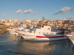 La marina di Scoglitti, picco porto sul Canale di Sicilia vicino a Ragusa