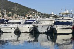 La Marina di Varazze, il porto turistico sulla Riviera del Beigua in Liguria - © Giovanni Cardillo / Shutterstock.com