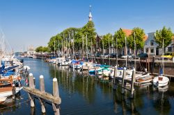 La marina di Veere con barche ormeggiate sull'isola Walcheren nella regione di Zeeland, Paesi Bassi - © TasfotoNL / Shutterstock.com