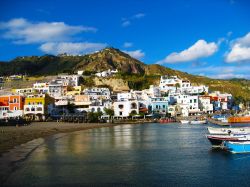 La marina e la spiaggia di Casamicciola Terme, isola di Ischia in Campania.