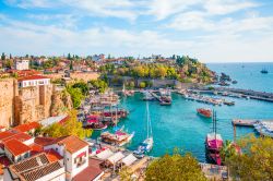 La marina e la vecchia città di Kaleici a Antalya, Turchia.
