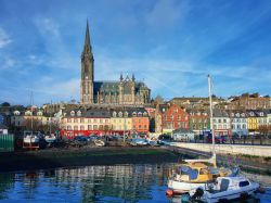 La marina, le case colorate e la Cattedrale di Cobh in Irlanda