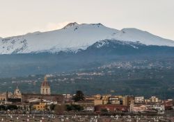 La marina di Riposto e più in dietro Giarre ai piedi del vulcano Etna in Sicilia