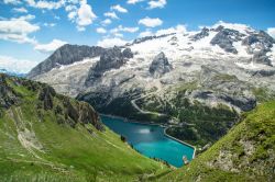 La Marmolada con il suo ghiacciaio e il Lago di Fedaia sopra Penia di Canazei