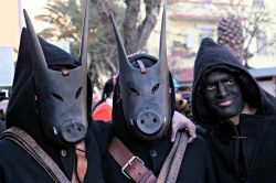 La maschera del "Murronarzu" (il cinghiale) tipica del carnevale di Olzai - © Paolo Certo / Shutterstock.com