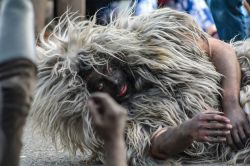 La maschera Urthos assieme a Buttudoson sono protagonisti del Carnevale sardo di Irgoli - © rfranca / Shutterstock.com