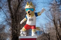 La mascotte ufficiale di Fifa World CUP 2018 e della Fifa Confederations Cup 2017: il lupo Zabivaka nella Piazza del Teatro a Rostov-on-Don - © Gansstock / Shutterstock.com