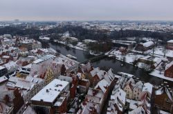 La medievale Lubecca in una grigia giornata con la neve, Germania - © mrnok / Shutterstock.com