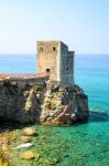 La medievale Torre delle Ciavole, si trova sulla costa nord della Sicilia presso Gliaca di Piraino, tra Brolo e Gioiosa Marea.