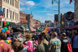 La Memphis Pride Parade lungo Beale Street, Tennessee (USA) - © evenfh / Shutterstock.com