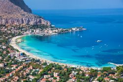 La meravigliosa spiaggia di Mondello, il lido più spettacolare di Palermo e della Sicilia - © Aleksandar Todorovic / Shutterstock.com