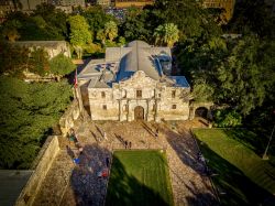 La missione coloniale Alamo nel centro di San Antonio, Texas. Concepita in origine con scopo religioso, divenne in seguito una fortificazione durante gli scontri fra americani e messicani. Fu ...