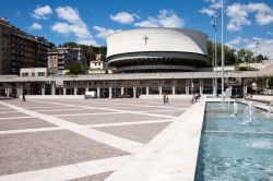 La moderna cattedrale di Cristo Re a La Spezia, Liguria. Costruita fra il 1956 e il 1975, questa chiesa si presenta con pianta circolare e paramento a forma di iperboloide a una falda e privo ...