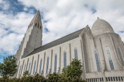 La moderna cattedrale di Reykjavík, la capitale dell'Islanda.