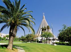 La moderna chiesa della Madonna delle Lacrime a Siracusa, Sicilia. E' stata eretta in ricordo della miracolosa lacrimazione di un'effigie in gesso raffiugurante il Cuore Immacolato di ...