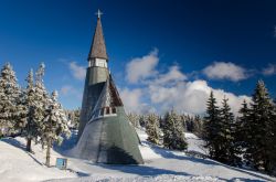 La moderna chiesa di Gesù Cristo nei pressi dello ski resort di Rogla, Slovenia, in inverno.



