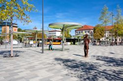 La moderna piazza della stazione degli autobus ad Hanau in Germania - © Rolf G Wackenberg / Shutterstock.com