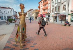 La moderna scultura The Walk nel centro storico di Varna, Bulgaria. E' stata realizzata in ottone e vetro colorato dall'artista Veselin Kostadinov - © ThunderWaffle / Shutterstock.com ...