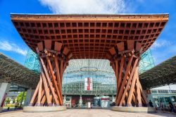 La moderna struttura che ospita la stazione ferroviaria di Kanazawa, Giappone - © Nor Gal / Shutterstock.com