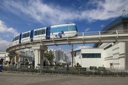 La monorotaia che porta al centro sportivo di Ashgabat, capitale del Turkmenistan - © velirina / Shutterstock.com