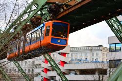 La monorotaia Schwebebahn a Wuppertal, Germania. E' utilizzata anche dai turisti che desiderano ammirare la città direttamente da sopra i tetti.
