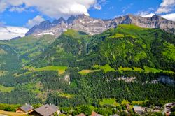 La montagna dei Dents du Midi sopra il paese di Champery, cantone del Vallese, Svizzera.
