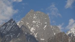 La montagna di granito Pizzo Badile nelle Alpi Retiche vista dal lago di Novate Mezzola (Lombardia). S'innalza sino a 3308 metri di altitudine.

