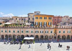 La monumentale Piazza del Popolo ad Ascoli Piceno nelle Marche - © trotalo / Shutterstock.com