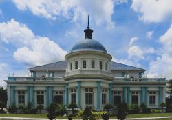 La moschea del Sultano Ibrahim a Muar, Johor, Malesia. Costruita nel 1927, si trova alla foce del fiume Muar e si presenta con influenze architettoniche britanniche. 